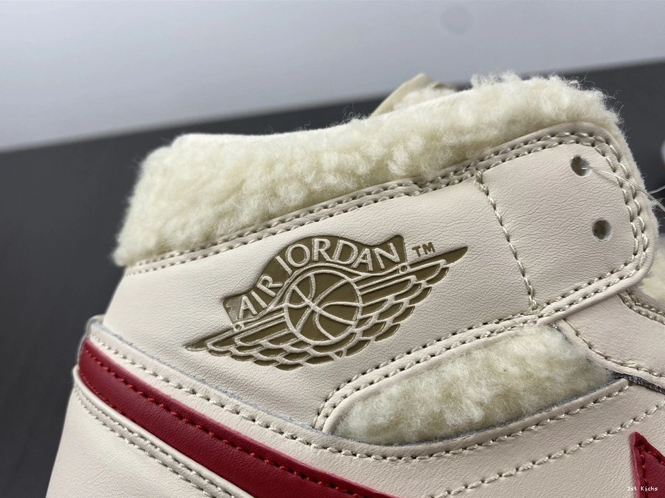 - Fleece (GS) Mid DO2207-264 Jordan White 1 Pearl 0105